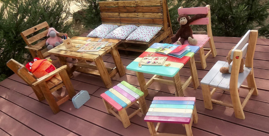 There are a few pallet made furniture sets on which some toys are kept for kids.